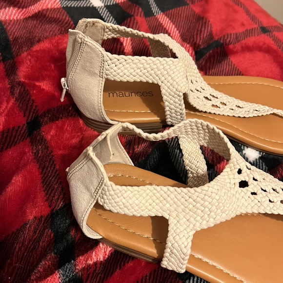 Size 8 Maurices tan woven sandals - Picture 4 of 4